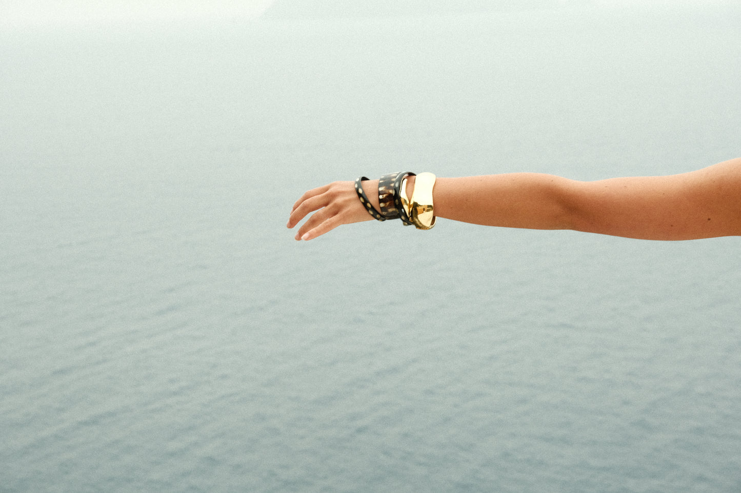 OCHNA - BUFFALO HORN BANGLE DOTS