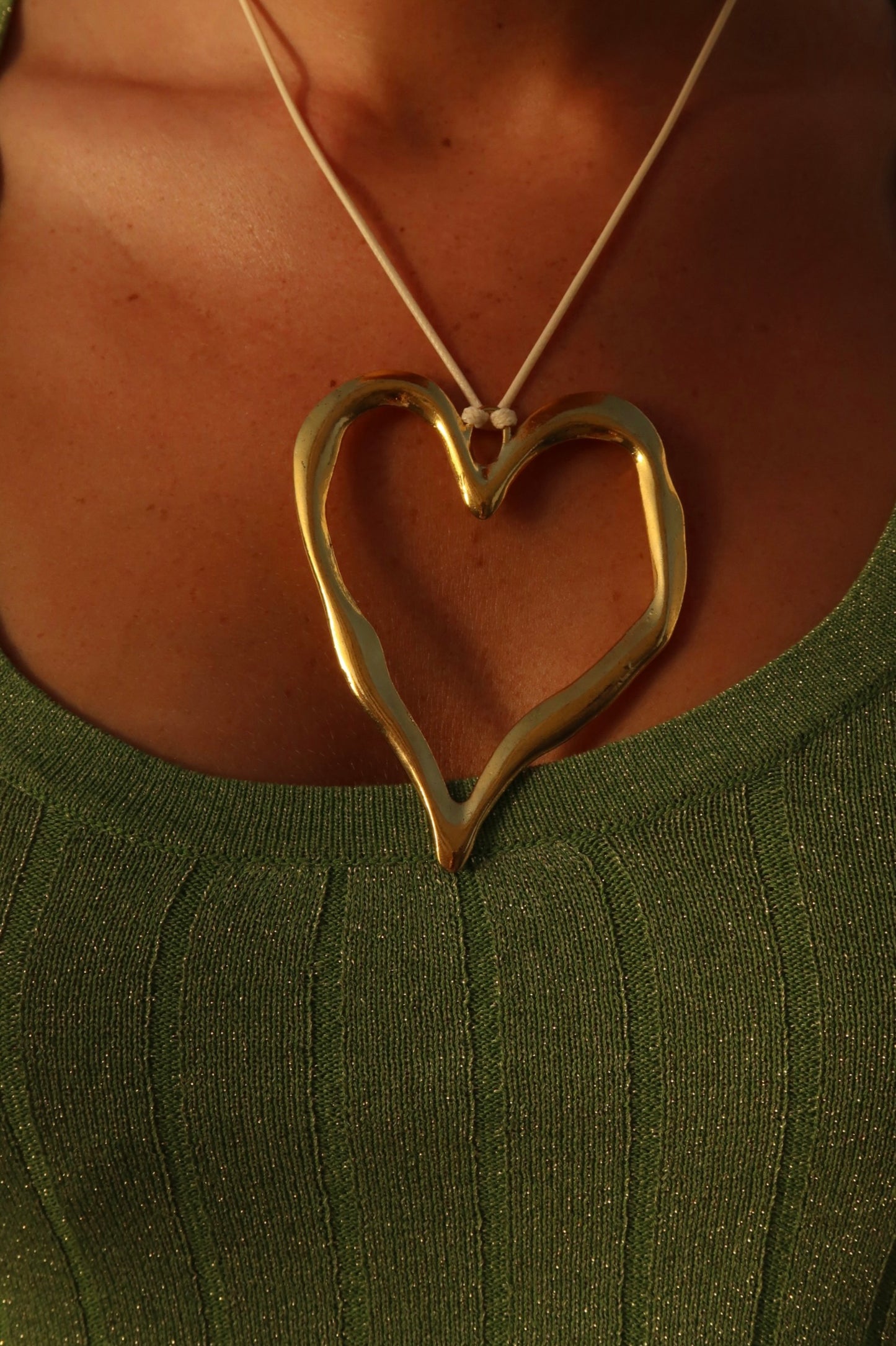 LAVENDER - GOLD STATEMENT HEART NECKLACE WHITE BAND