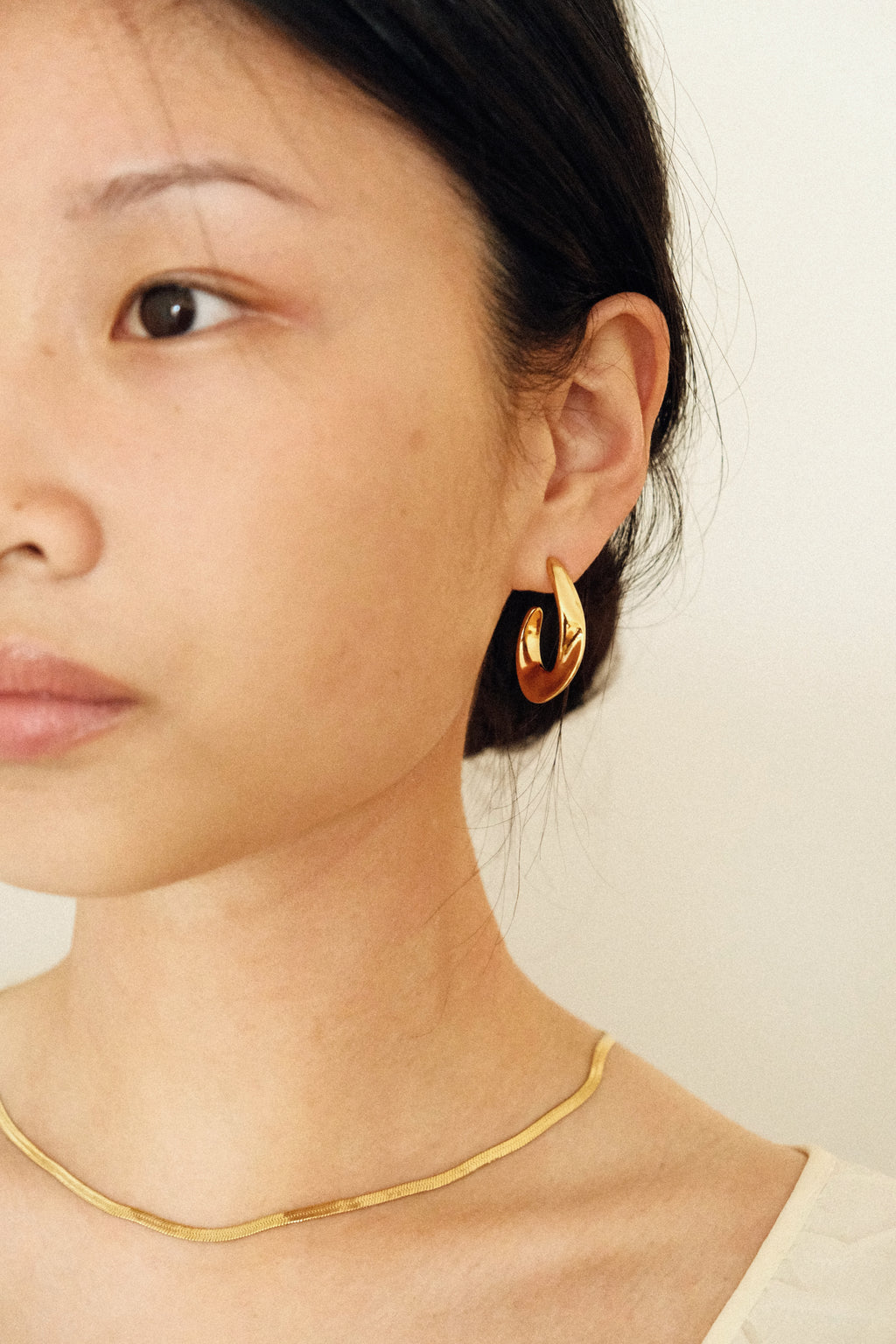 !PRE ORDER 2-3 WEEKS DELIVERY! ALBA - GOLD SWIRL HOOP EARRINGS 18K GOLD WATERPROOF