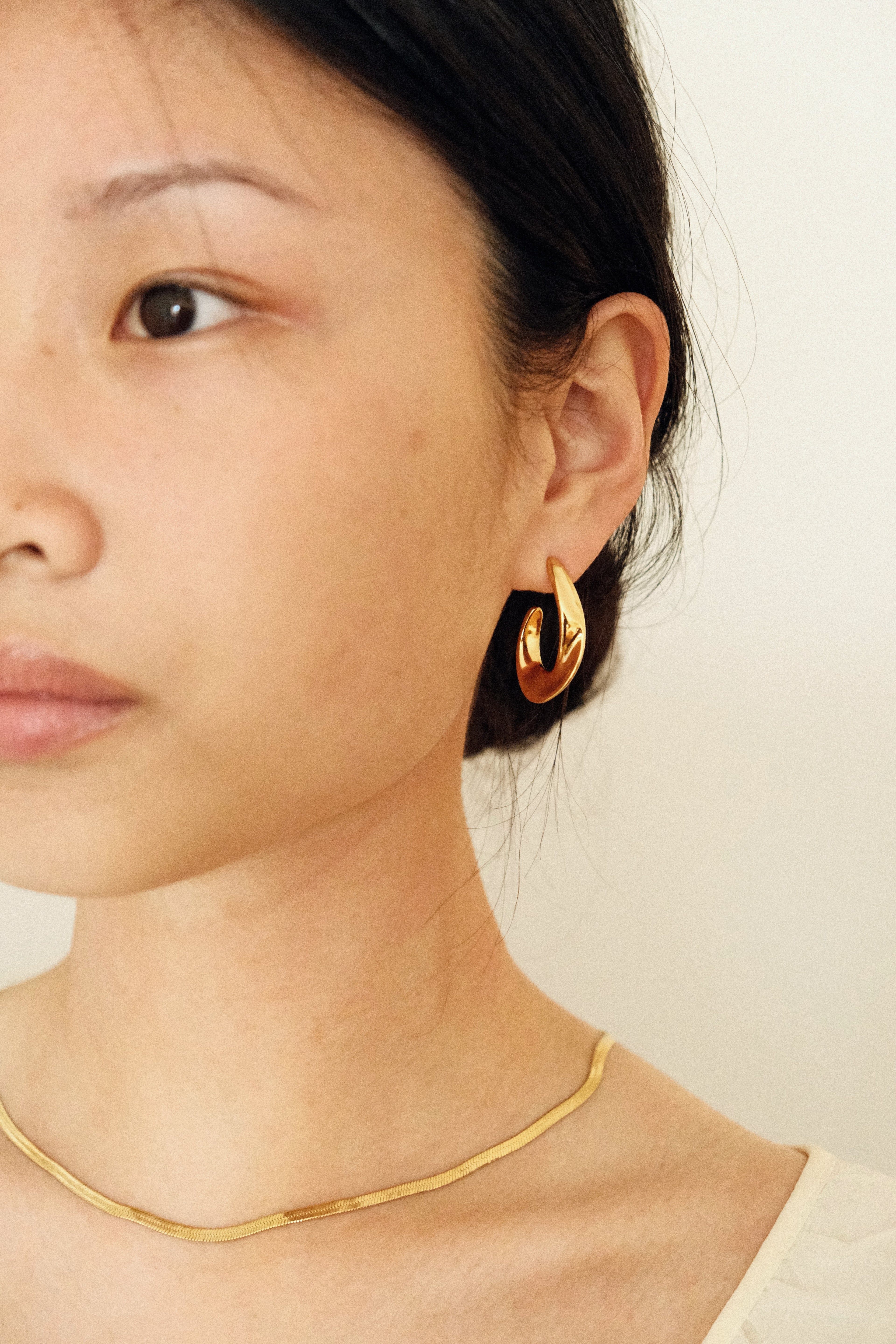 ALBA - GOLD SWIRL HOOP EARRINGS 18K GOLD WATERPROOF