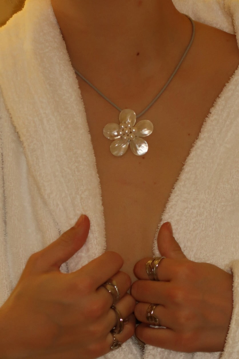 VINCA - FLOWER NECKLACE MADE OUT OF SHELL PEARLS WITH A COTTON BAND WATERPROOF
