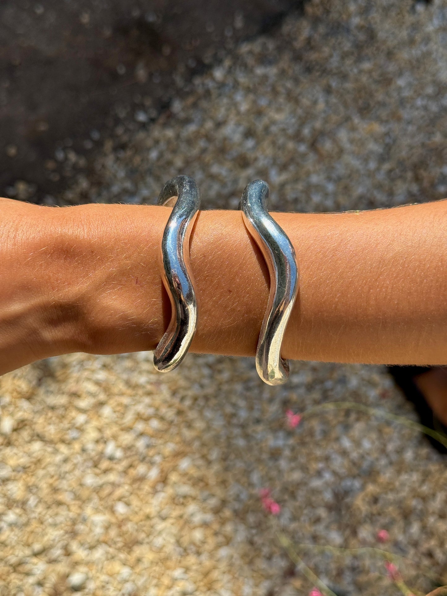 MENTHA - WAVY SILVER BANGLE WATERPROOF