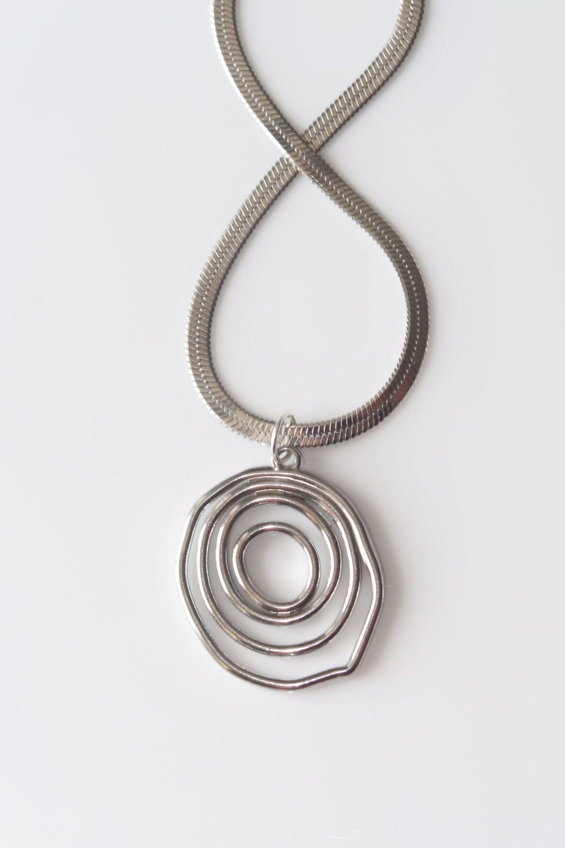 ZINNIA - SILVER SWIRL NECKLACE IN STAINLESS STEEL