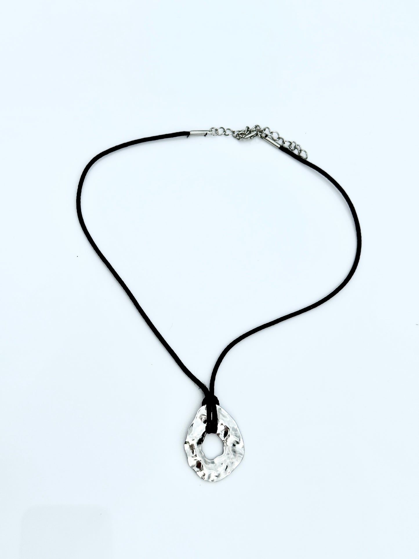 SILVER HAMMERED NECKLACE