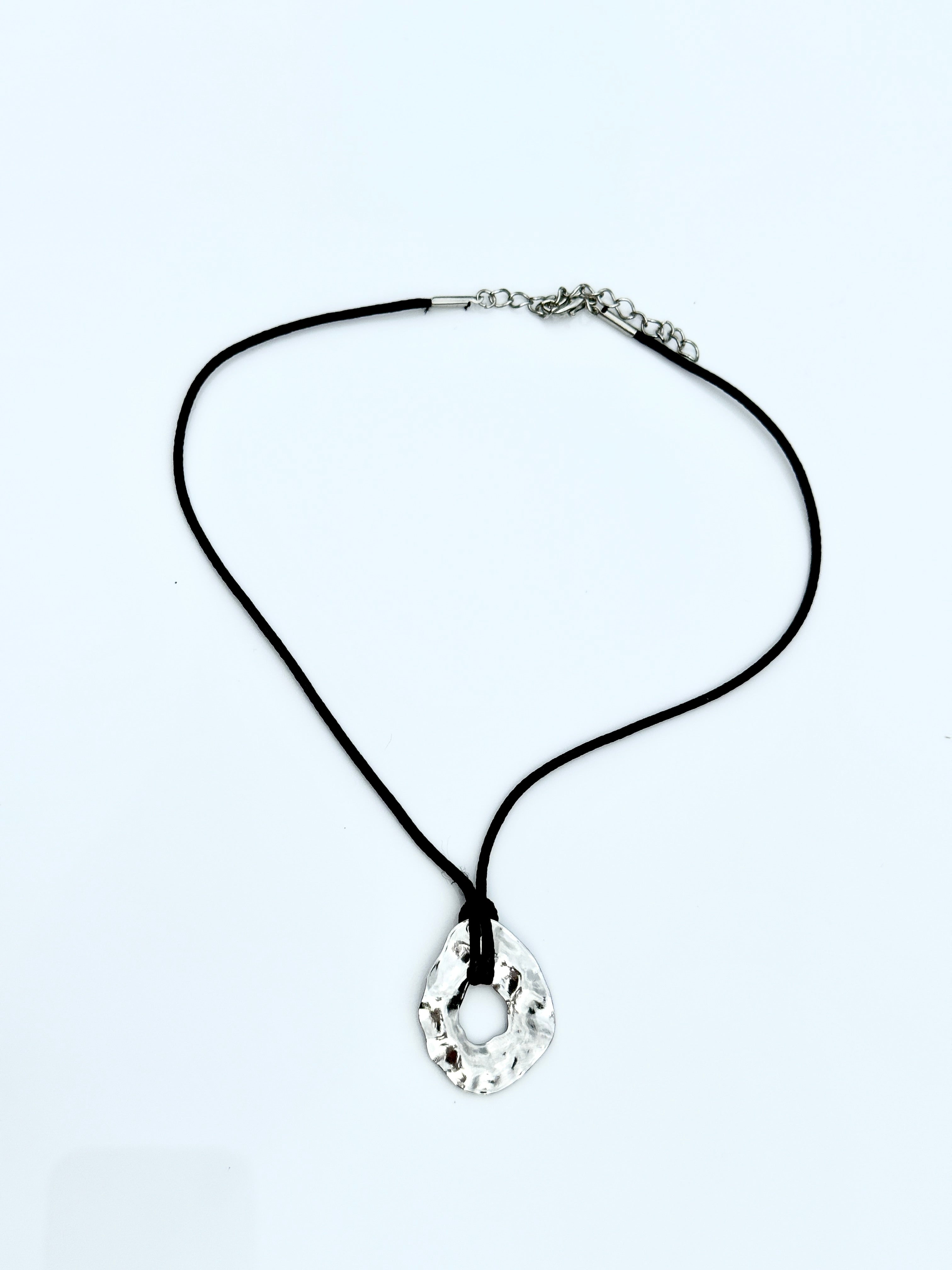 SILVER HAMMERED NECKLACE