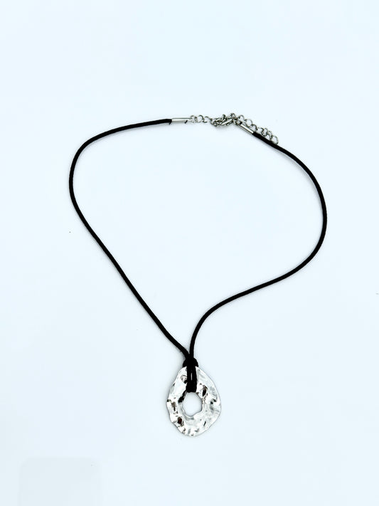SILVER HAMMERED NECKLACE